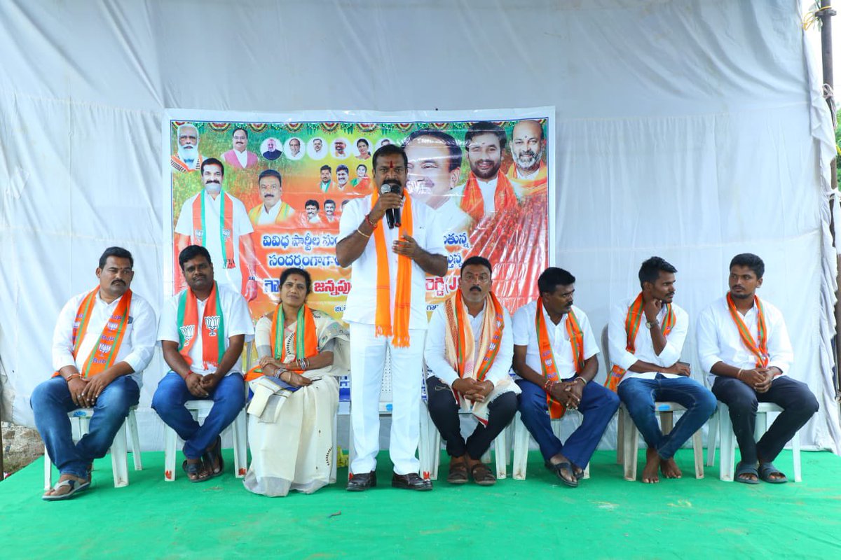 JSurenderreddy2's tweet photo. హుస్నాబాద్ మండలం గాంధీ నగర్ గ్రామంలో పార్టీ కార్యాలయాన్ని ప్రారంభించడం జరిగింది పలువురు యువకులు, గ్రామస్థులకు కండువా కప్పి భారతీయ జనతా పార్టీలోకి ఆహ్వానించడం జరిగింది

@kishanreddybjp @bandisanjay_bjp @AmitShah @JPNadda @narendramodi @drlaxmanbjp @PrakashJavdekar @sunilbansalbjp https://t.co/30ygTXpqL3