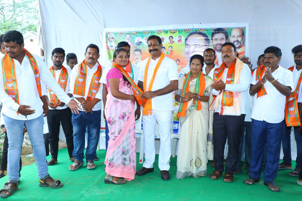 JSurenderreddy2's tweet photo. హుస్నాబాద్ మండలం గాంధీ నగర్ గ్రామంలో పార్టీ కార్యాలయాన్ని ప్రారంభించడం జరిగింది పలువురు యువకులు, గ్రామస్థులకు కండువా కప్పి భారతీయ జనతా పార్టీలోకి ఆహ్వానించడం జరిగింది

@kishanreddybjp @bandisanjay_bjp @AmitShah @JPNadda @narendramodi @drlaxmanbjp @PrakashJavdekar @sunilbansalbjp https://t.co/30ygTXpqL3