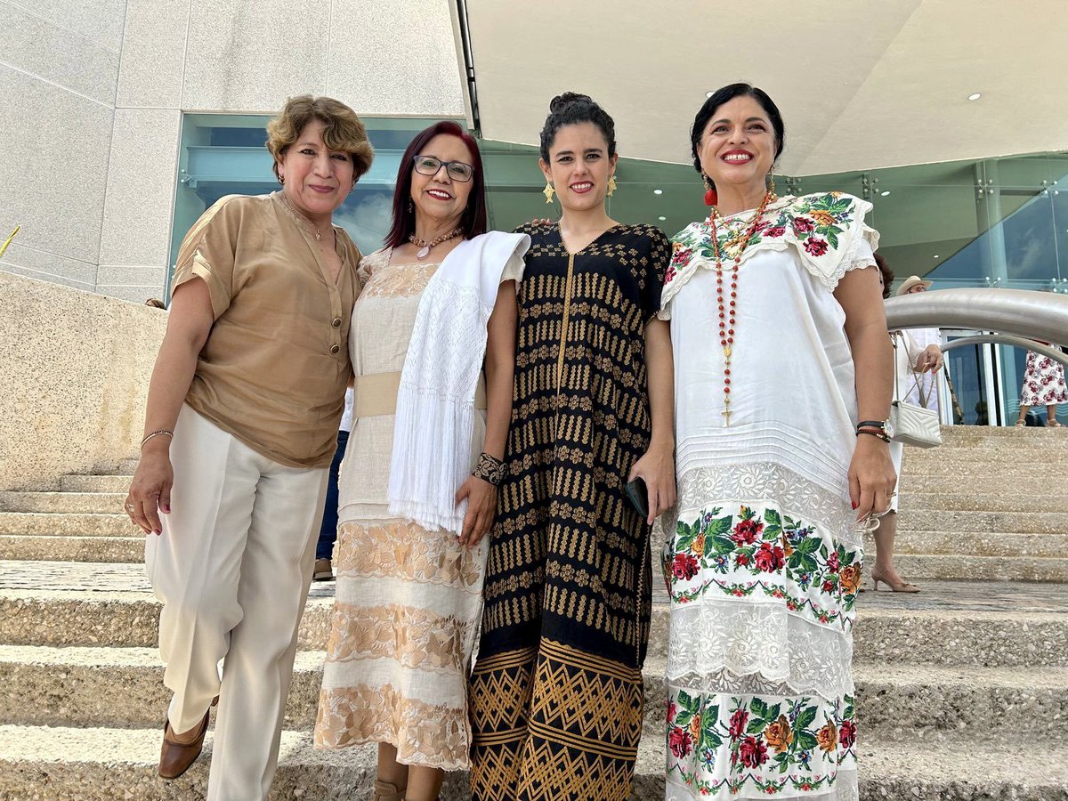 NoSoyBuenaOnda's tweet photo. Sin duda Xochitl es una amenaza para este régimen, y se nota a luces en el cólico mediático que se manifiesta desde las entrañas de palacio.
Un atuendo que @XochitlGalvez ha portado desde hace años como parte de su vestimenta y personalidad (que no es de ahorita) y por lo que ha sido constantemente criticada y atacada por este régimen pretendiendo denostarla como una persona que no pertenece a su propia cultura y raíz indígena, pero ahora resulta que esta misma indumentaria se ha convertido en obligado UNIFORME 4TRERO para personajes que no mantienen dichas raíces y tan solo han utilizado huipiles y vestidos típicos como atuendo de Halloween!

Aunque las corruptas se vistan de carnaval, 4Treras siempre se quedaran!