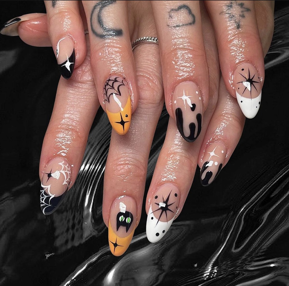 aperfectpumpkin's tweet photo. Halloween nails 🧡 https://t.co/EoHVTqj9ZI
