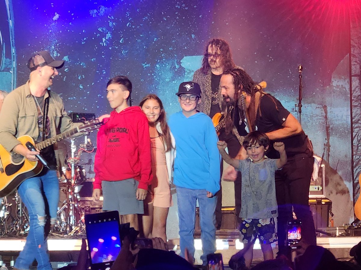tiffaneylee34's tweet photo. @timhicksmusic #parisfair https://t.co/IjUTDSD9fW