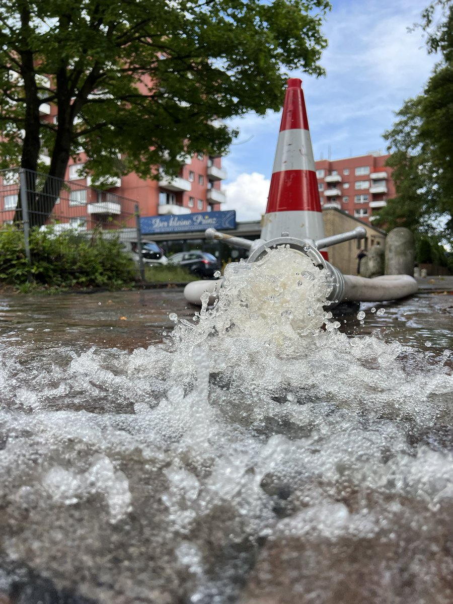 Lenzen nach Wasserrohrbruch
 
⇨ Lage: ca. 375.000. l Wasser in Gebäude gelaufen
⇨ Mehrere Großkeller, betroffene Fläche ca. 400m², Wasser bis zu 60cm hoch
⇨ Auftrag: Lenzmaßnahmen mittels 6 (A und B) E-Tauchpumpen
⇨ Einsatzmittel: gesamter TZ mit 3 Fzg. und 14 EK
⇨ ca. 5 Std