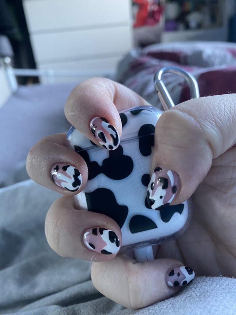 Never not obsessed with cow print🐄🐮🤠 #holidaynails