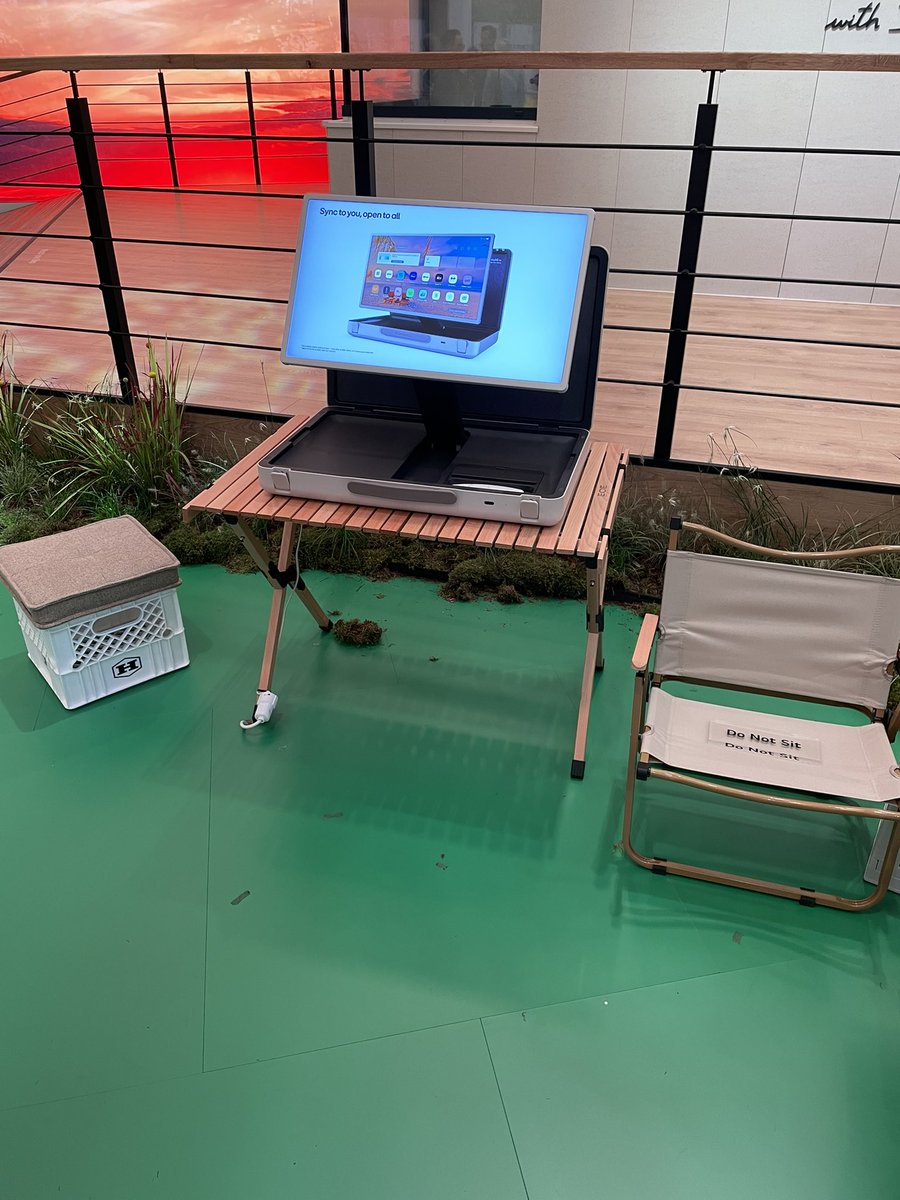 Tomtom217B's tweet photo. Wenn ich mal Bock auf TV habe nehm ich den einfach mit. #lg #standbymego https://t.co/gqYFPNx9hc