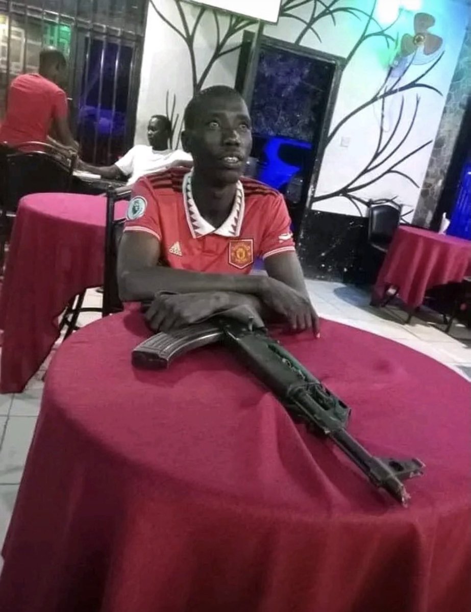 Mwe am watching Man U vs Arsenal with this guy but am scared 😟. What should be my prayer yet am supporting Arsenal