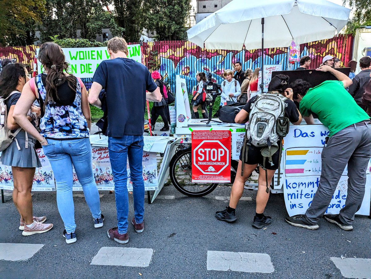 MietenwahnsinnB's tweet photo. @A100stoppen Berlin für Menschen, nicht für Autos. Wohnungen für alle, statt #Abriss. Wohnraum statt #Autobahn. #b0209 #A100wegbassen #Friedrichshain Keine #Pandion Luxusbüros, statt Wohnungen & #Grünflachen @BuendnisZRV @myGruni @laskerkiez @ostkreuzkiez @ostfunk030 @ZukunftOstkreuz #Clubs https://t.co/ZtaPG86Fvk