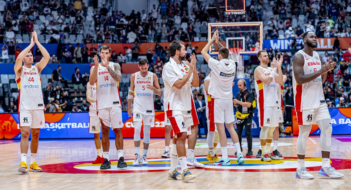 Agradecimiento, memoria y honores
A la valentía y valores sembrados por una generación histórica
Al compromiso de los capitanes que los han perpetuado
Al seleccionador que ha reinventado hasta el infinito la defensa de un legado extraordinario
A los jóvenes qe iluminan el futuro