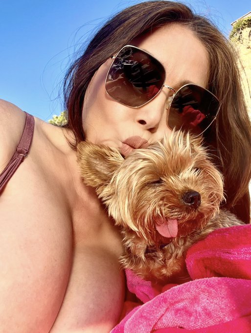 Gmorning🌊 with my little Bear isn&rsquo;t he cute❤️ have a wonderful Sunday🥰 https://t.co/j96XceKPsR