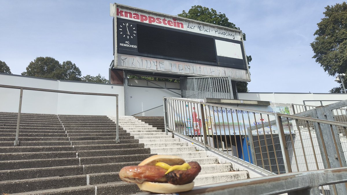 PuckJansen1954's tweet photo. Bij de kleinere clubs zijn ze meestal zeer gastvrij en kun je lopen waar je wilt. Ook hier bij #FCRemscheid https://t.co/DhYTyNXFv7