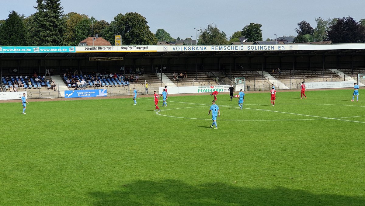 PuckJansen1954's tweet photo. Bij de kleinere clubs zijn ze meestal zeer gastvrij en kun je lopen waar je wilt. Ook hier bij #FCRemscheid https://t.co/DhYTyNXFv7