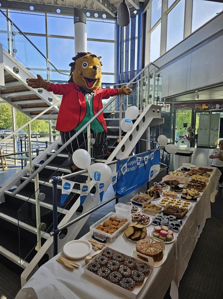 htfcrach's tweet photo. Sunday spent absolutely roasting wearing this ๐ฅต๐ฅต raising money for two good friends who are running the @Great_Run #GreatNorthRun next week in aid for @Sue_Ryder @SRManorlands #teamwork #bakesale #allforagoodcause https://t.co/L2iuHbVncX