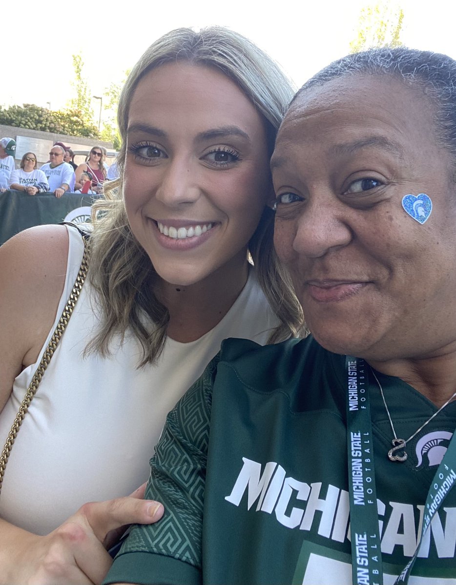 MommaHall2U's tweet photo. I had such an amazing time at my sons very first college game and soooo happy I was able to get some selfies with my MSU family!! ππ€π #seeyahinafewdays #WeGotTheWin GO GREEN!! https://t.co/R3gThGI8Z4