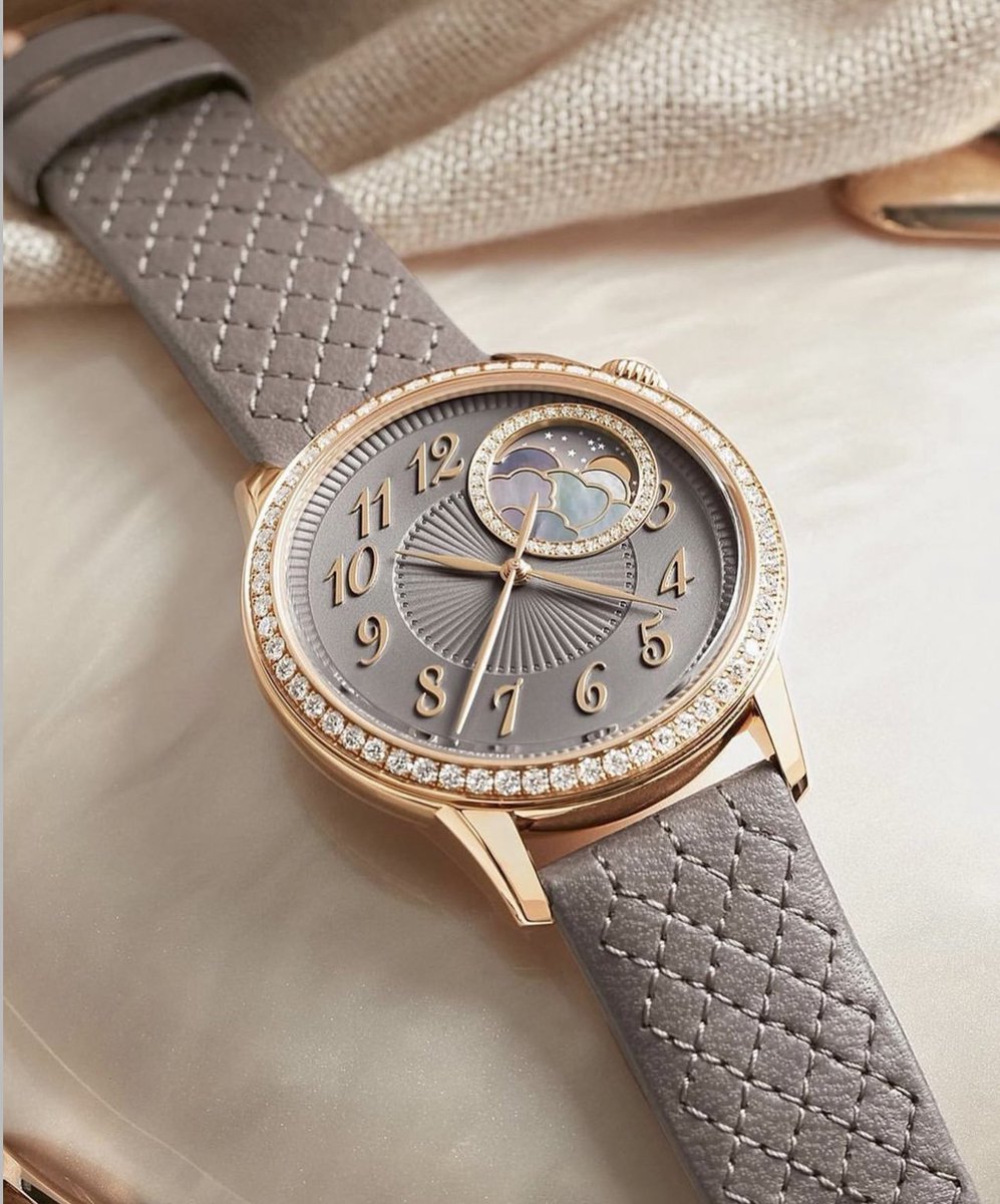 The epitome of elegance. The legacy of the Ègèrie Collection’s asymmetrical displays has marked Vacheron Constantin’s history. Instilled with technical sophistication, endowed with style and delicate textures. Adorned with 94 glittering diamonds. #OneOfNotMany