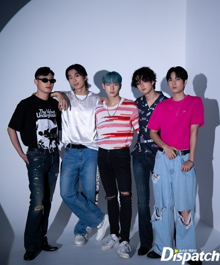Portal2ZBrasil's tweet photo. [#TRAD] Entrevista da banda 2Z para o Dispatch. O que rolou:
💙 contam como começaram
💙 explicam que não são ídolos de kpop
💙 falam como se sentem ao serem rotulados
💙 mencionam os shows do Brasil
💙 contam um pouco sobre erros do passado

[1/3]
🔗 https://t.co/KTF387OJvr https://t.co/YeIyJ5Ypnf
