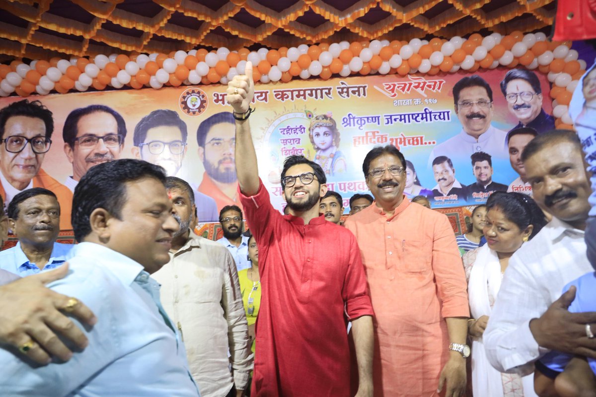 AUThackeray's tweet photo. गोपाळकाला हा सर्वांचा उत्साह वाढविणारा सण. ह्याचेच औचित्य साधून शिवसेना आणि युवासेनेतर्फे माझ्या वरळी मतदारसंघात विविध ठिकाणी दहीहंडी सराव शिबिराचे आयोजन करण्यात आले होते. ह्यावेळी उपस्थित राहून गोविंदा पथकांना शुभेच्छा दिल्या. 

वरळीमधील हनुमान मैदान, वीर जिजामातानगर येथे शिवसेना शाखा क्र. १९७ आयोजित दहीहंडी सराव शिबिरास उपस्थित राहून गोविंदांचा उत्साह वाढवला.