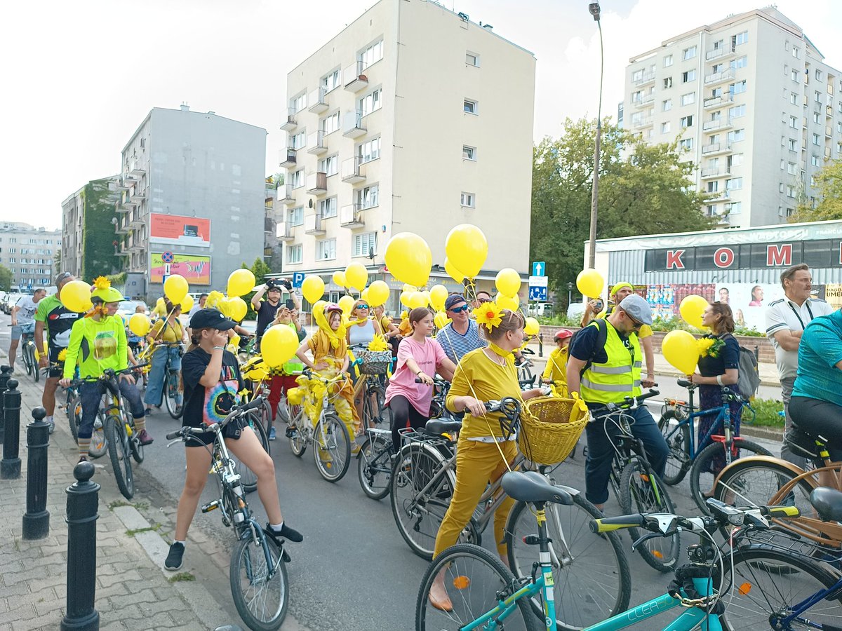 SkubidaAneta's tweet photo. Today with #WolaMieszkańców and friends we organized 7th Warsaw's Biking Parade. #SustainableMobility #History #LocalIdentity and #Community are the underpinning concepts and values. Big thanks to the Wola District's Mayor @KStrzalkowski for the support &amp; participation! https://t.co/YeK51ASsDn