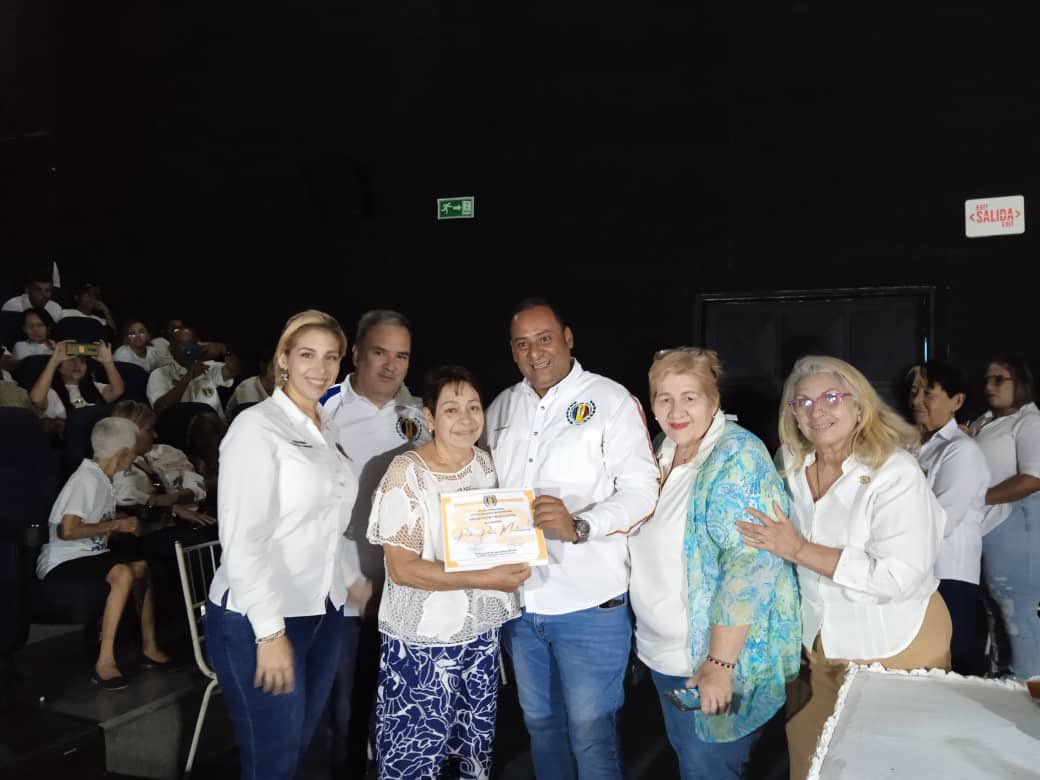 Juramentación del #ComandoDeCsmpaña de @ADVenezuelaa y su Candidato Presidencial @adbernabe Edo Lara, donde también se rindió homenaje al ilustre compañero Pedro París Montesinos con la presencia de los miembros del CEN @SanchezFortoul @mydonascimento @FayruzHB @CarmenEMorales