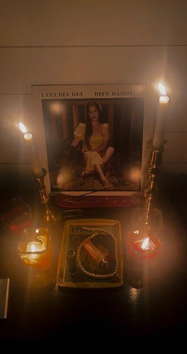Lanaphoria's tweet photo. the autism vibes of this album🍁🍂 https://t.co/cQBNPIrzzx