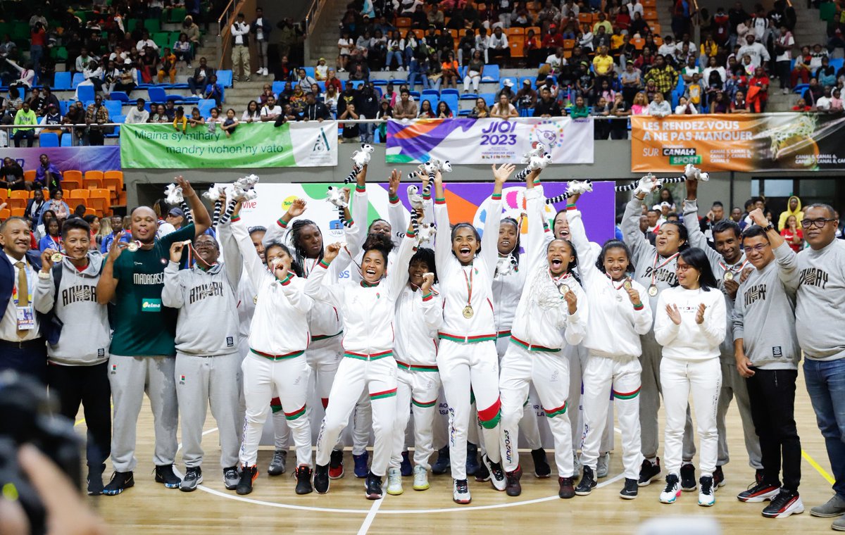 Des victoires HISTORIQUES ! Doublé au basket et de l'or au football masculin hier, une première depuis 30 ans dans les Jeux, et revanche sur la défaite en finale de 2007. Bravo à tous nos athlètes et techniciens #malagasy. Nous sommes unis dans la diversité. Alefa #Madagascar 🥇