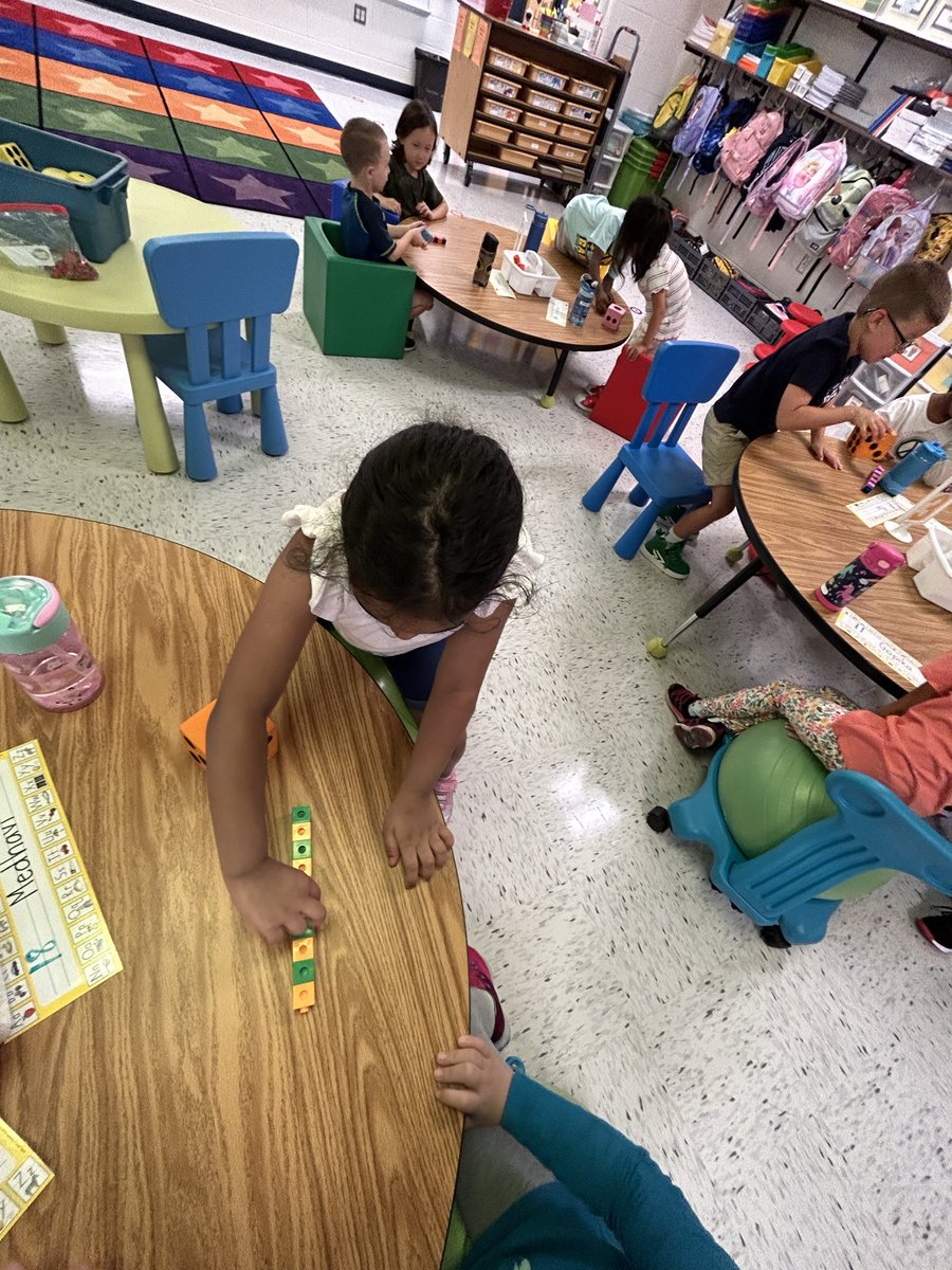 MrsColliersKs's tweet photo. If you win, play again!! LegKs are leaning how to collaborate in Math Workshop @LCPSLegacy https://t.co/kJDuGGQnJ0