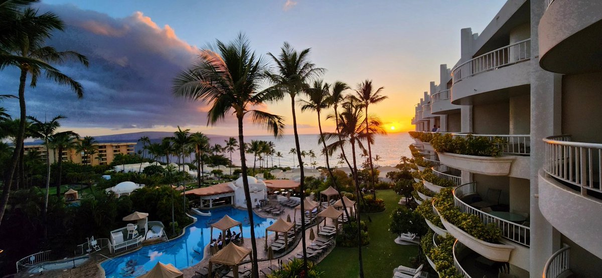 mauimeiling's tweet photo. @FairmontKeaLani #sunset 
#mauinokaoi https://t.co/W9k3AyQxmx