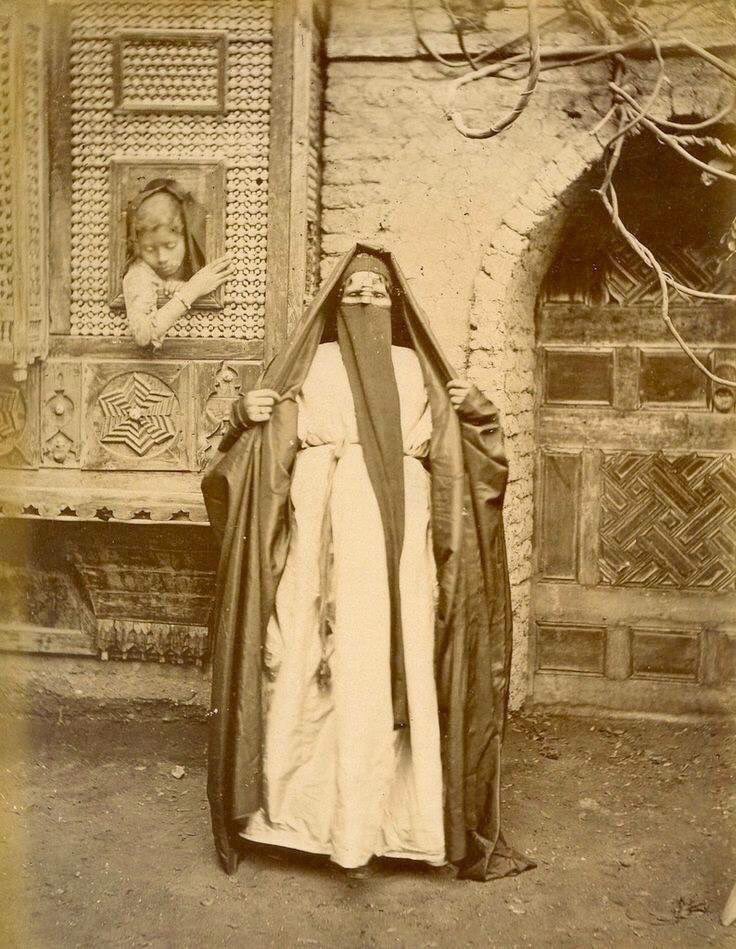 الصورة تعود الى عام 1870 م في مصر 
.
للباس امرأة " قبطية " من القاهرة يغلب عليها طابع الاحتشام .
.
فما بالك بلباس المسلمات