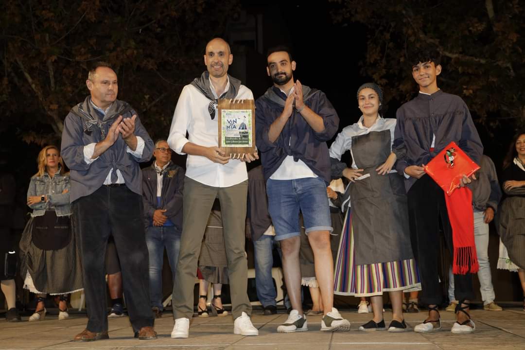 DeVinoyRosas's tweet photo. Ser reconocido como "Vendimiador de Honor" en el epicentro del viñedo más grande del planeta es como jugar en la "Champions League" agrícola ☺️.

Mil GRACIAS  al  Grupo Folklorico Virgen de los Ángeles por este reconocimiento! 
#FiestadelaVendimiadeAntaño" #LaMancha https://t.co/BJ20RoVYXd