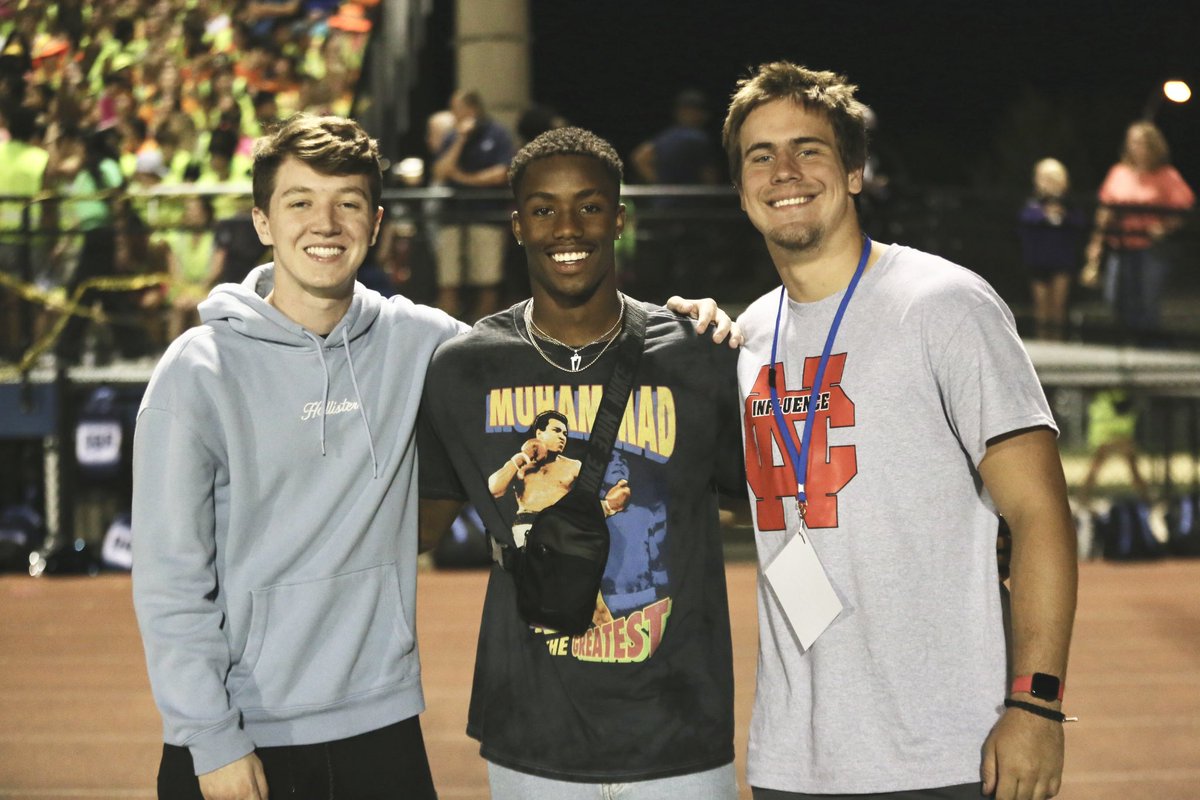 DuffyLens's tweet photo. @DGSSports @DGS_Football love seeing our football alumni! #onceamustang #alwaysamustang https://t.co/CyHfZD0lVm