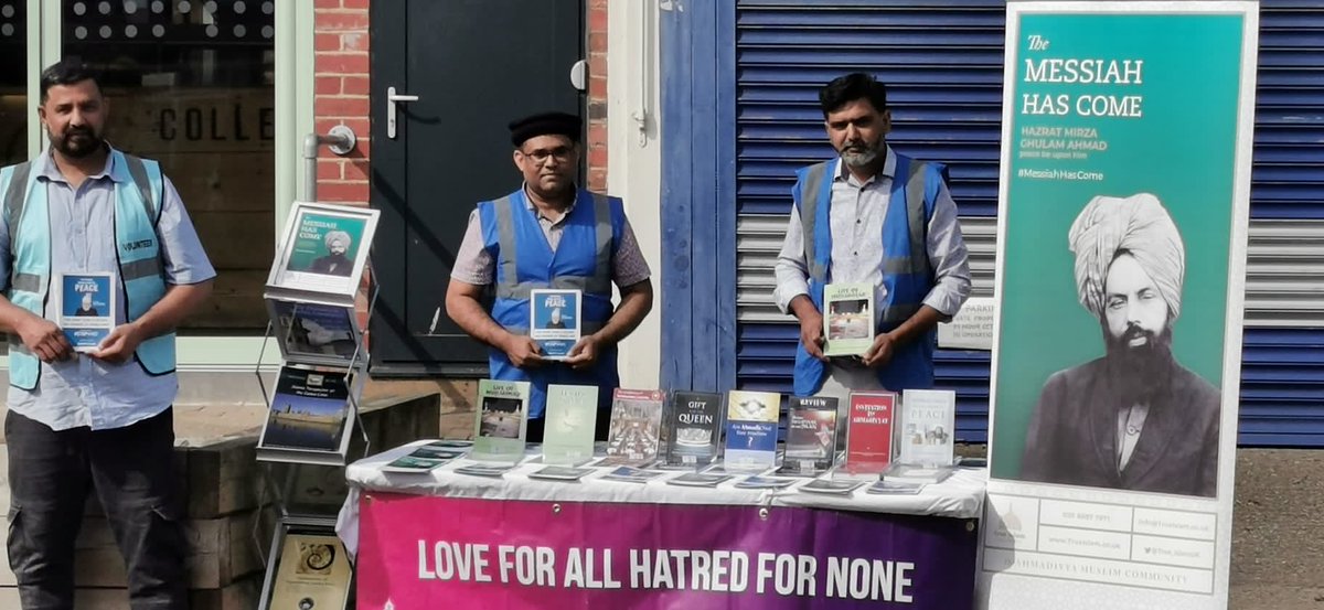 amea_wm's tweet image. #messageofpeace @amea_wm West membership distributing leaflets at Hagley village ⁦@ukmuslims4peace⁩ ⁦@Ansarullah_UK⁩