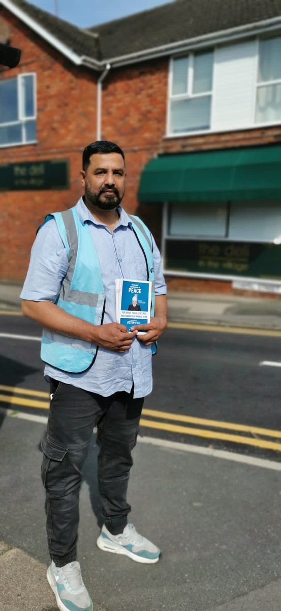 amea_wm's tweet image. #messageofpeace @amea_wm West membership distributing leaflets at Hagley village ⁦@ukmuslims4peace⁩ ⁦@Ansarullah_UK⁩