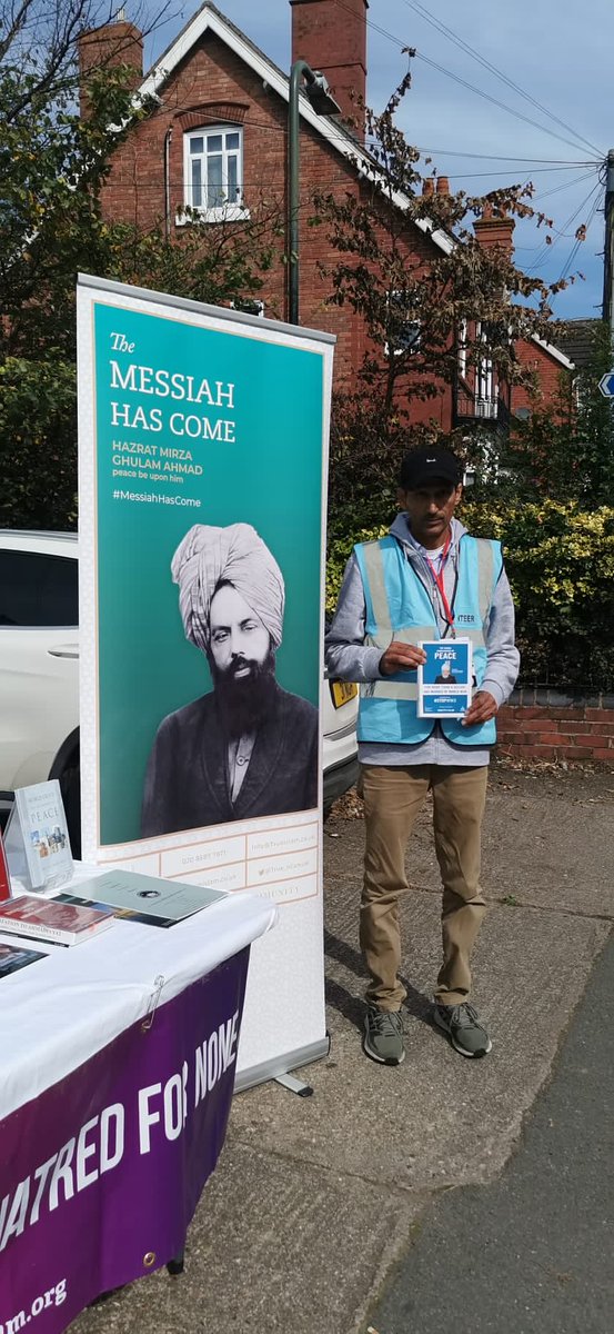 amea_wm's tweet image. #messageofpeace @amea_wm West membership distributing leaflets at Hagley village ⁦@ukmuslims4peace⁩ ⁦@Ansarullah_UK⁩