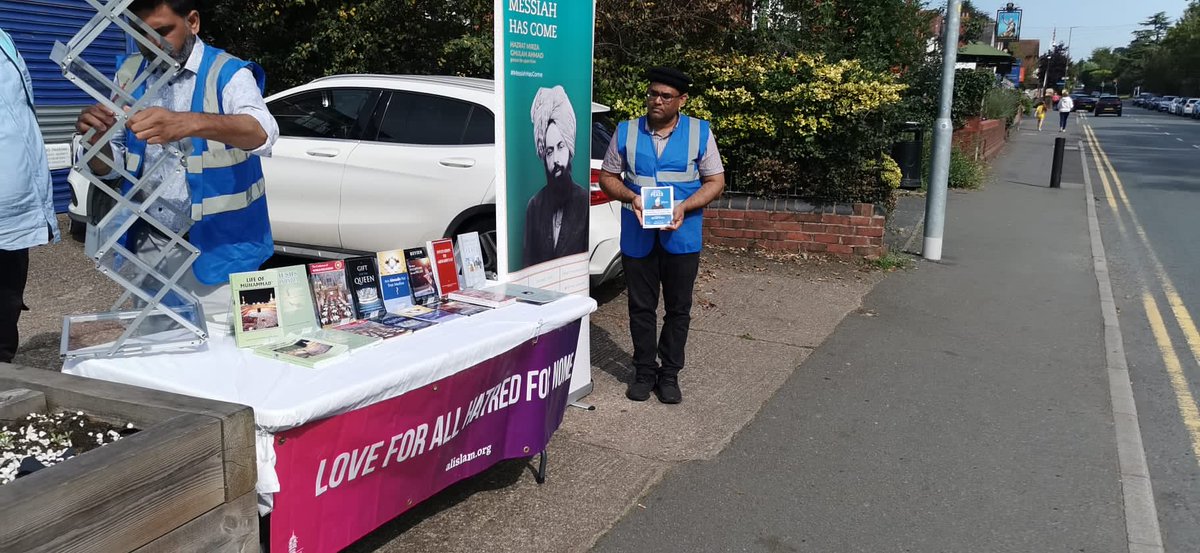 amea_wm's tweet image. #messageofpeace @amea_wm West membership distributing leaflets at Hagley village ⁦@ukmuslims4peace⁩ ⁦@Ansarullah_UK⁩