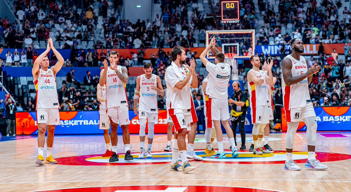 23Llull's tweet photo. Hemos luchado hasta el final pero no ha podido ser. Así es el deporte. 
Orgulloso del trabajo de todo el equipo y de vestir esta camiseta en los buenos momentos y en los no tan buenos.
Gracias a todos por el apoyo!
#LaFamilia https://t.co/Rf4lzmsx6B