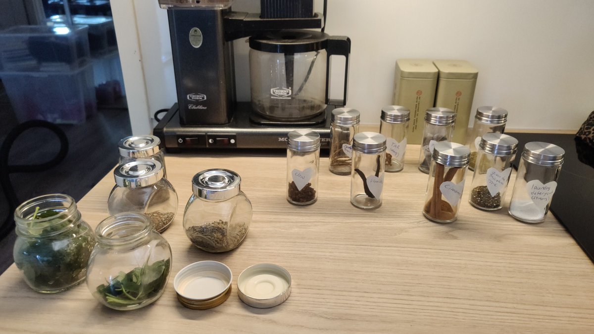 Peliselli hyötypeli- ja elämyslabran ensimmäiset tuoksupurkit valmistuvat täydentämään moniaistillisia kokemuksia... 👾👾👾🤖🤖🤖 @SatakunnanAMK @RoboAI2