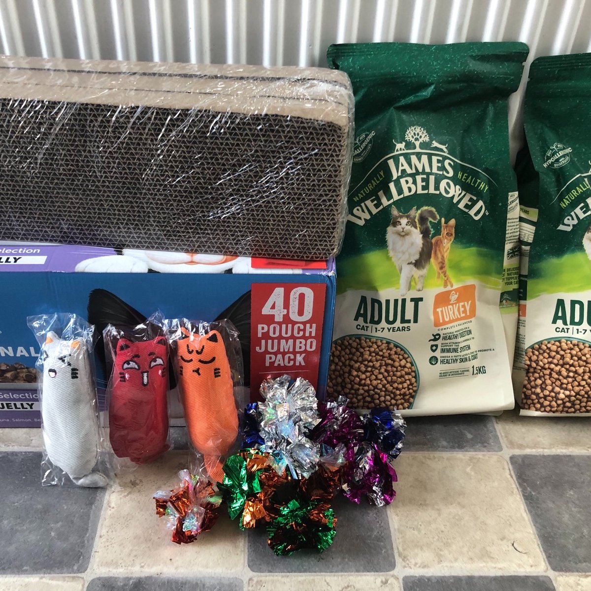 Brilliant wishlist gifts this weekend from ❤️ Simon and Spider (celebrating 1 year in their purrfect forever home) via Katy, and from ❤️ Ruth. Current foster kits Sweetpea and Button have pounced on the crinkleballs already and love them 😻