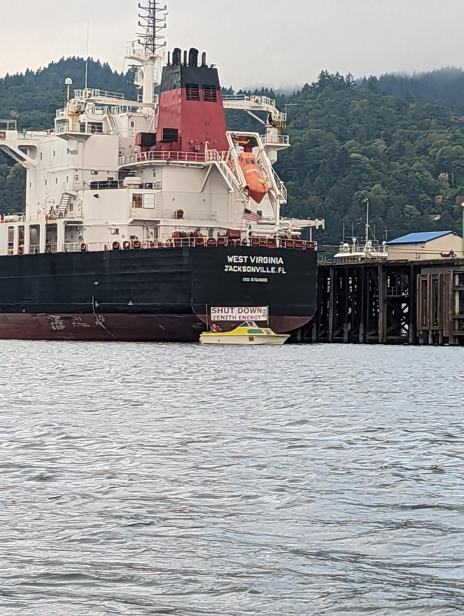 ExtinctionRebel's tweet photo. Portland XR chapter has anchored boat in front of oil tanker on Willamette River as part of #StopZenithDirtyDeal action #XRPDX #NoMoreFossilFuels #StopZenith https://t.co/34mFfPWSFR
