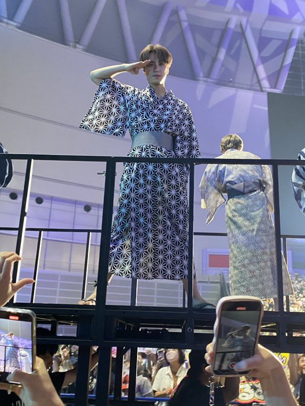 왼쪽루네 반쪽하트하고 있는데 
존나초딩경례하는거 개웃기네 아