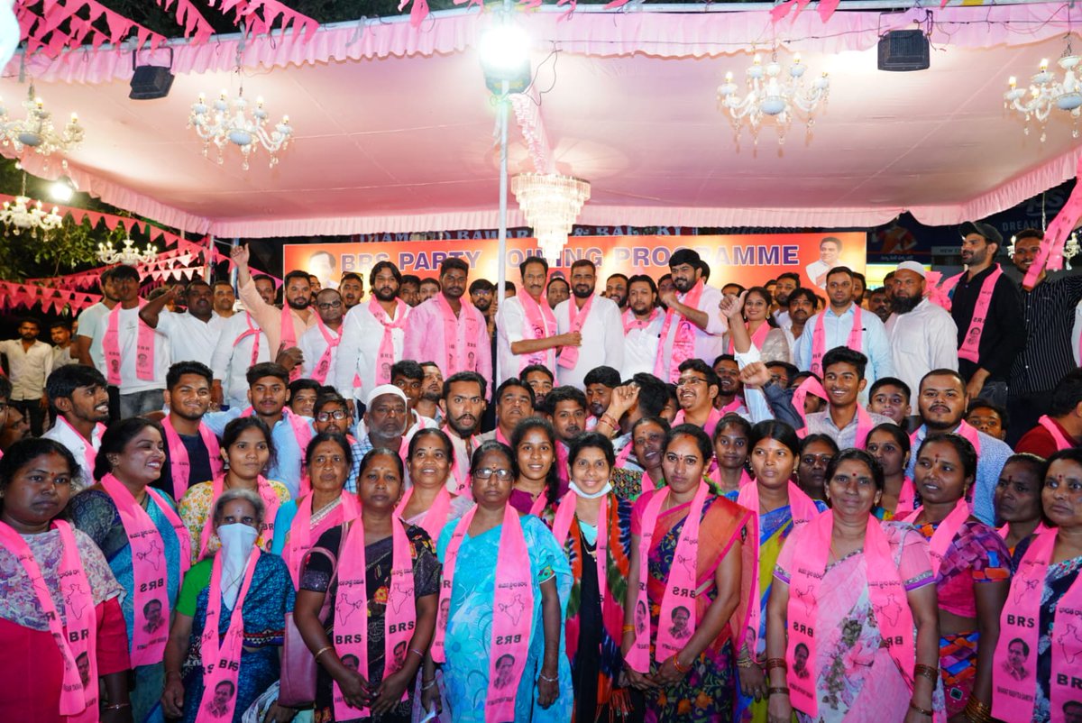 MGNMLA's tweet photo. ఈ రోజు ముఖ్యమంత్రీ వర్యులు శ్రీ కేసీఆర్ గారు ప్రవేశ పెడుతున్న సంక్షేమ పథకాలను చూసి యూసూఫ్ గుడా డివిజన్ మరియు వెంగళరావు నగర్ డివిజన్ కు సంబంధించిన 500 మంది ప్రజలు బి అర్ ఎస్ పార్టీలో చేరడం జరిగింది . #cmotelangana #ktrbrs https://t.co/4kUezwSJ91