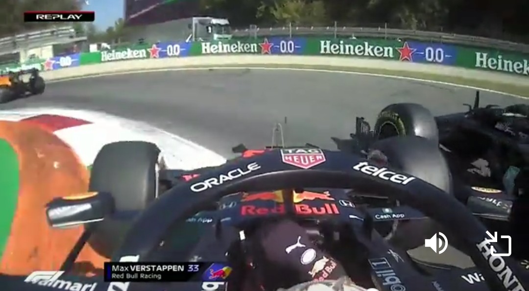 TomQuelcenez's tweet photo. 2021 ⚔️ 2023
Deux intelligences de course : une qui amène à un crash et l'autre à une 10e victoire consécutive ! ⬇️
Ça montre l'évolution dans le pilotage de Verstappen 💪🔝
#F1info #F1 #ItalianGP https://t.co/Cg1UKz6bEk