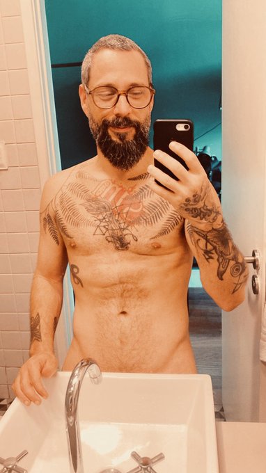 dei uma aparada na barba&hellip; c&ecirc; acha que ficou legal?  deixei um v&iacute;deo mostrando melhor no link abaixo ⬇️