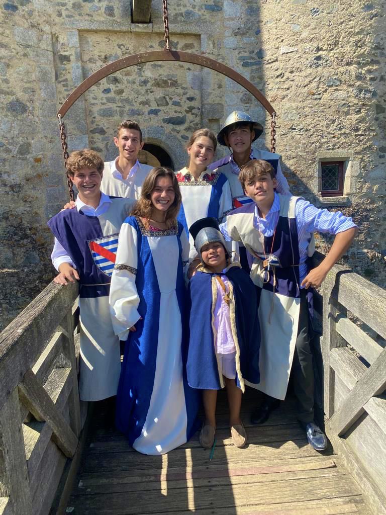 Louis_DucAnjou's tweet image. Le Prince et sa famille ont continué leur visite vendéenne au château de Saint Mesmin dans une ambiance familiale et amicale.
