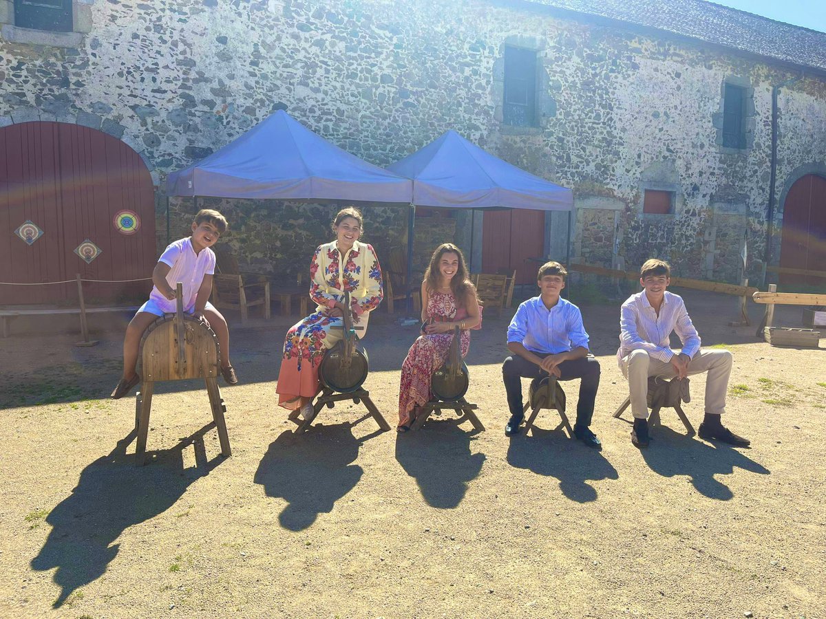 Louis_DucAnjou's tweet image. Le Prince et sa famille ont continué leur visite vendéenne au château de Saint Mesmin dans une ambiance familiale et amicale.