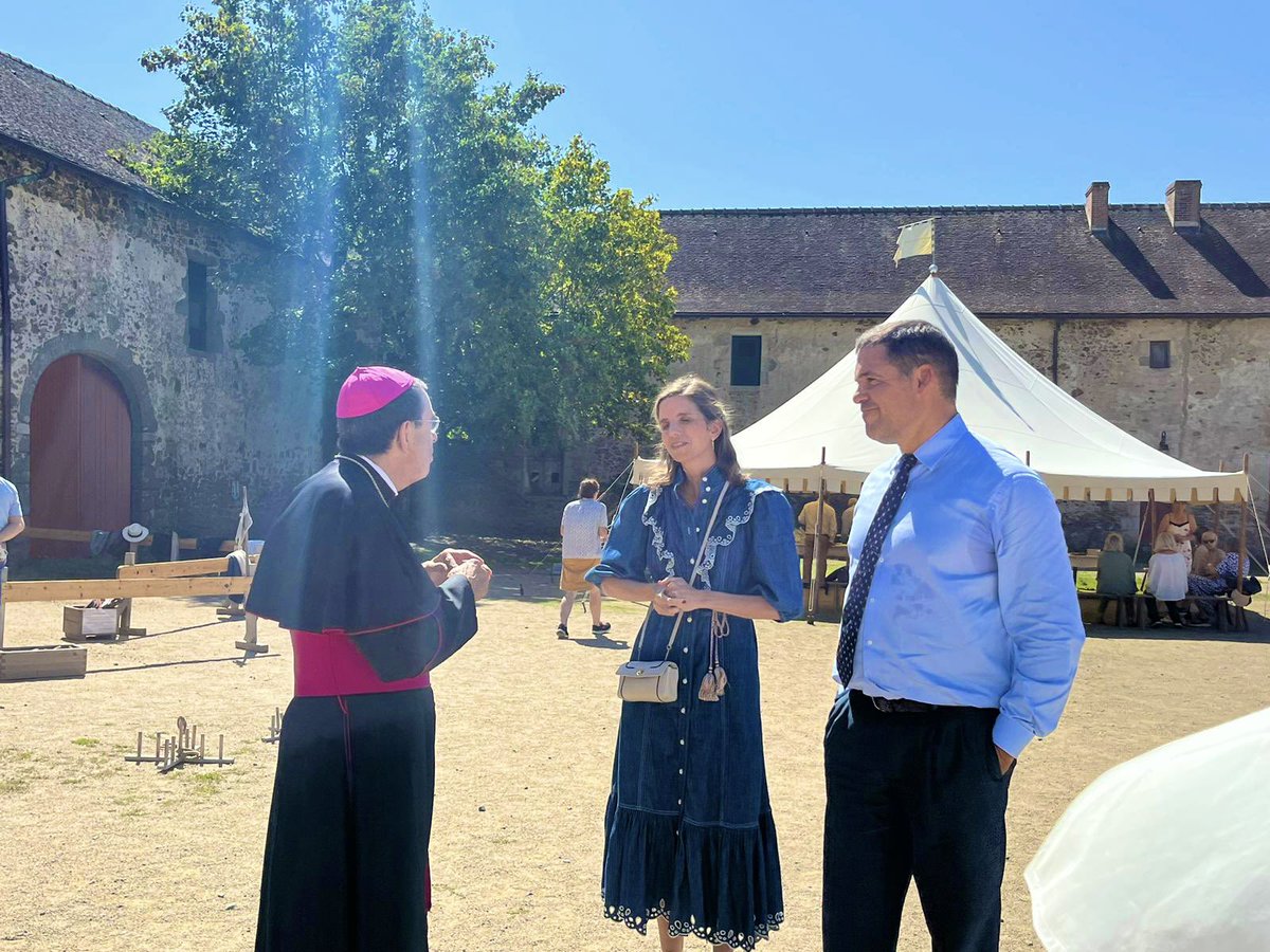 Louis_DucAnjou's tweet image. Le Prince et sa famille ont continué leur visite vendéenne au château de Saint Mesmin dans une ambiance familiale et amicale.
