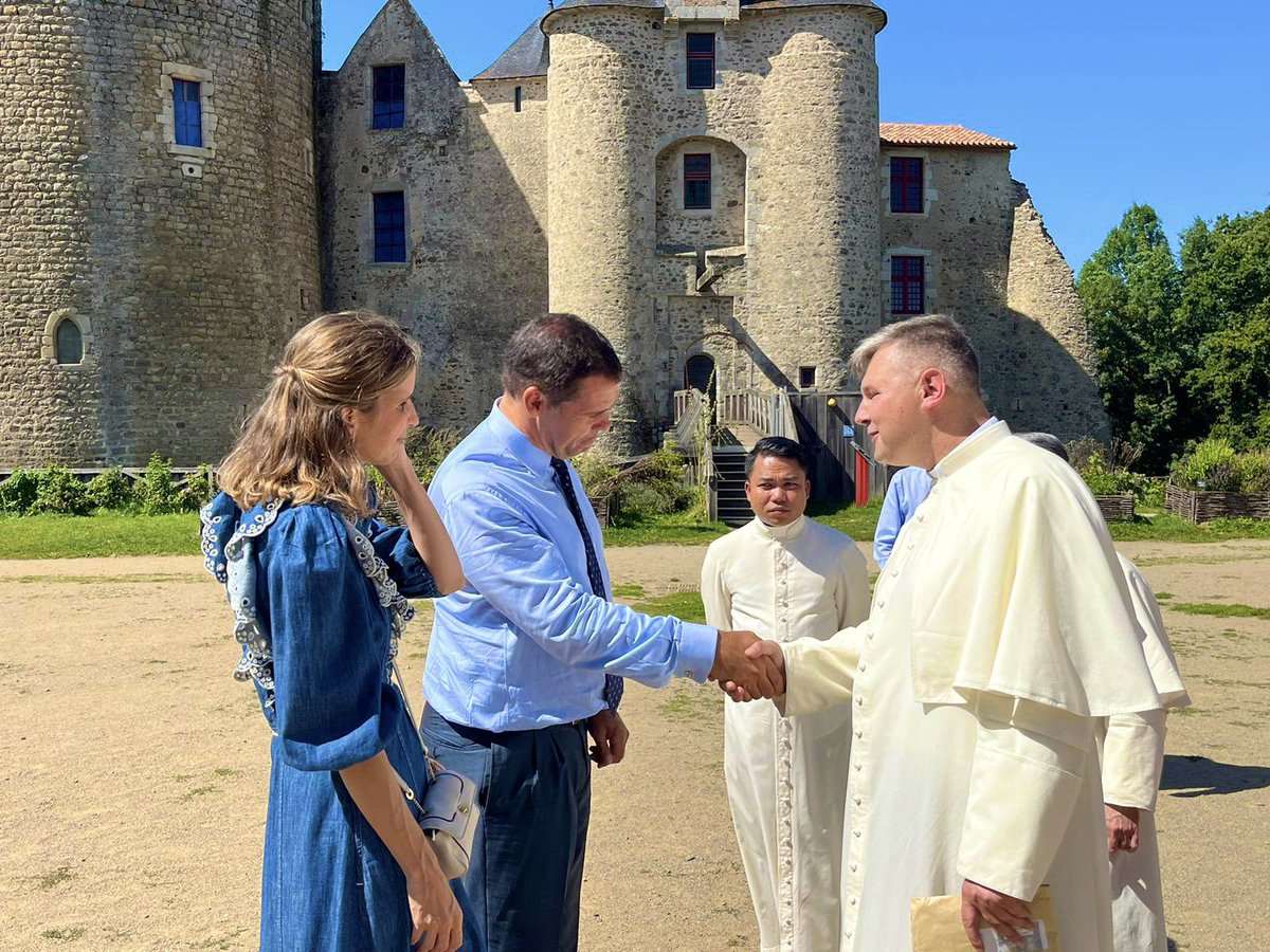 Louis_DucAnjou's tweet image. Le Prince et sa famille ont continué leur visite vendéenne au château de Saint Mesmin dans une ambiance familiale et amicale.
