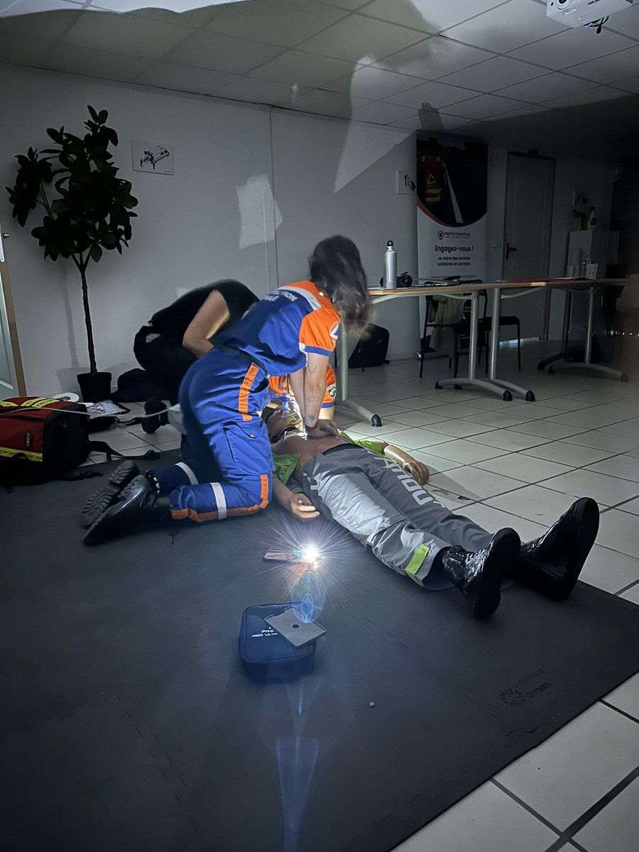 ProtecCivile34's tweet photo. Pendant 2 weekends, 12 stagiaires ont suivi leur formation #PSE1 dans des mises en situations variées. Alternance entre pratique et théorie pour apprendre les gestes de secours à effectuer en équipe et avec du matériel.
Un binĂŽme a assurĂ© ce week-end le Festival InvitationS đ https://t.co/MIHZi8qNLh