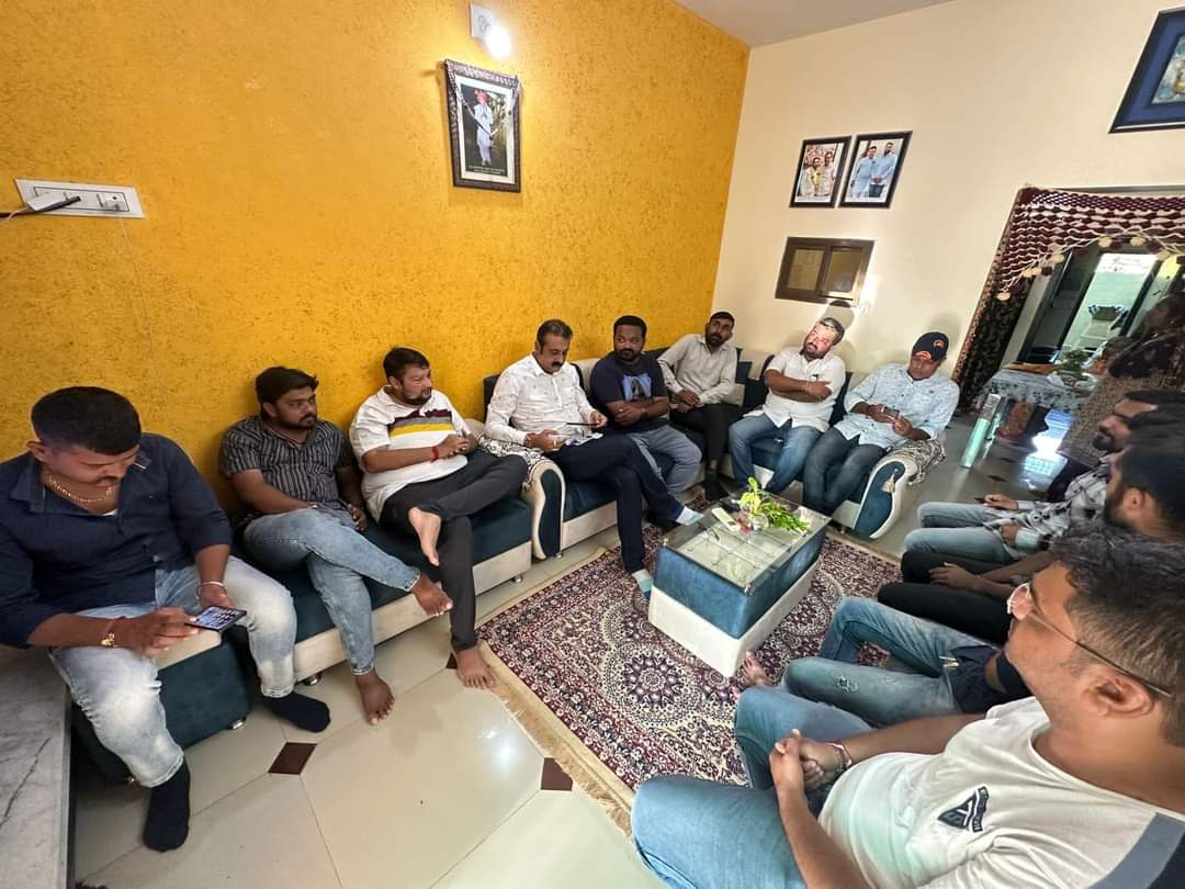 Ambarish_Der's tweet photo. ईश्वर की कृपा से @IYCGujrat के अमरेली जिला अध्यक्ष भाईश्री @babadiya_devraj जी गंभीर अकस्मात से बाहर आये, अमरेली उनके घर जाकर हाल-चाल पूछा।

यह भी बहुत प्रशंसनीय है कि भाई श्री देवराज के युवा मित्र और @INCGujarat परिवार के नेता उनकी मदद के लिए उपस्थित रहे थे।

 जय हिन्द https://t.co/C274GTBAs4