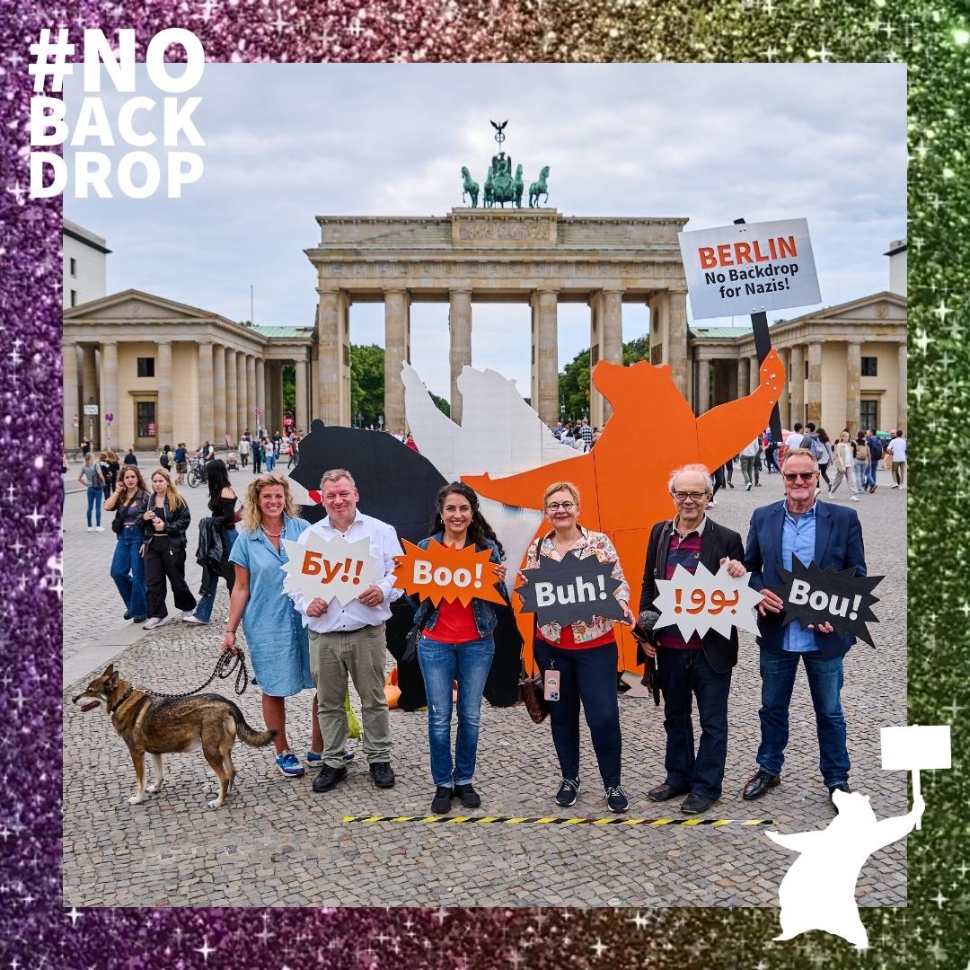BerlingegenNazi's tweet photo. Gestern startete die neue Kampagne „BERLIN – Keine Kulisse für Nazis/No Backdrop for Nazis!“ mit einer Kundgebung mit Fotowand vor dem Brandenburger Tor. Der von @BerlinWeltoffen organisierte Auftakt wurde von einem breiten Bündnis unterstützt. #KeineKulisse #NoBackdrop #b0209 https://t.co/ciBX5qww8a