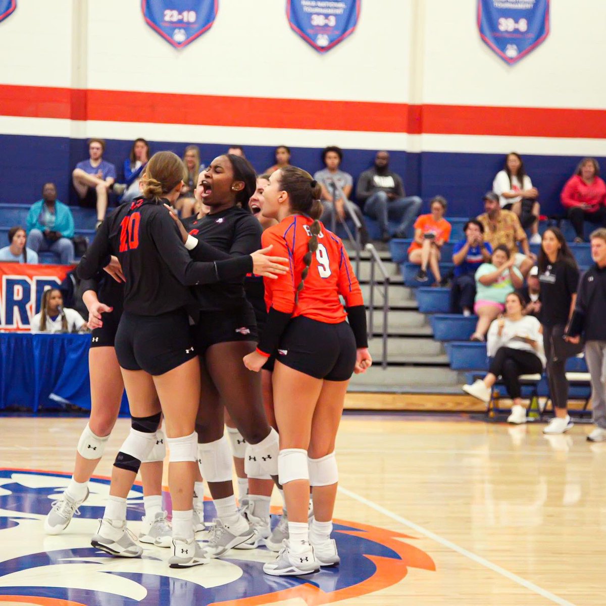 REVERSE SWEEP

Huskies capped off the weekend in impressive fashion, rallying past UTRGV in a five-set thriller (15-25, 20-25, 25-19, 25-21, 15-13) to secure a PERFECT 4-0 home non-conference record for the 2023 season. 

HCU returns Friday at Rice, first serve 6pm.

#dawgsup