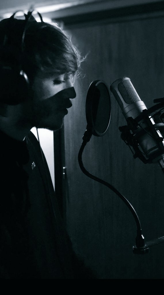 LhmJoseph's tweet image. Igual, sé que, del error, algo he
aprendido
Que ya no me guardo nada,
mañana no sé si vivo. @PauloLondra