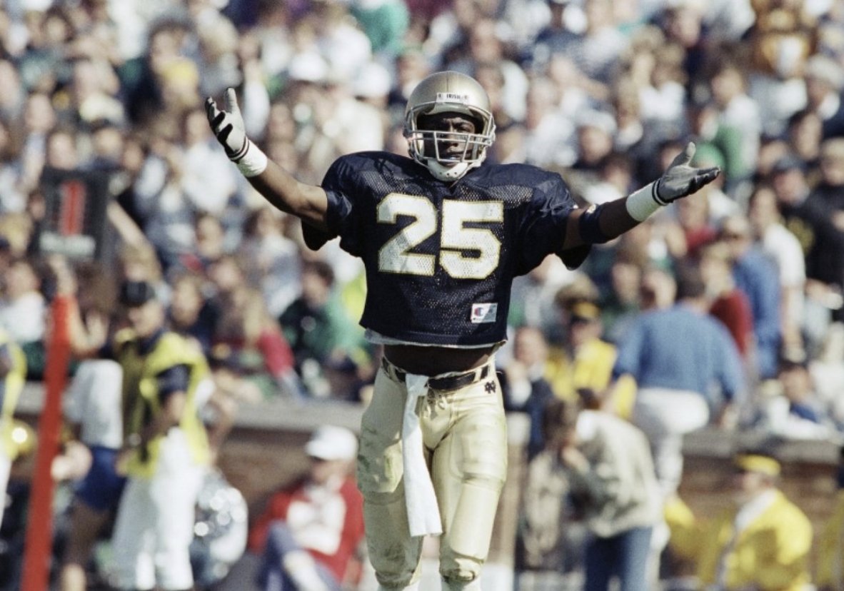 On this date in 1989. No. 1 Notre Dame 24 No. 2 Michigan 19, Lou Holtz over Bo Schembechler. ND Raghib Ismail had 2 kickoff returns for TDs. @4LeafCloverGirl @chris_zorich #GoIrish #CollegeFootball @ClintKPoppe @iamrocketismail